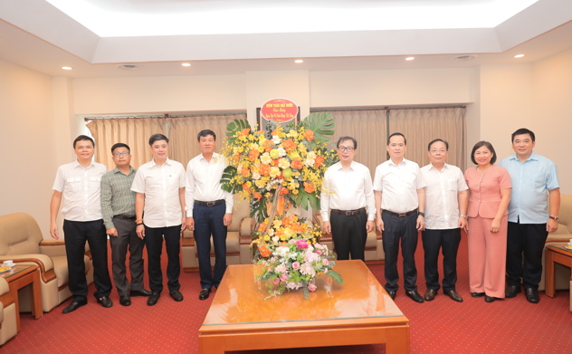 Phó Tổng Kiểm toán nhà nước Doãn Anh Thơ chúc mừng Thông tấn xã Việt Nam